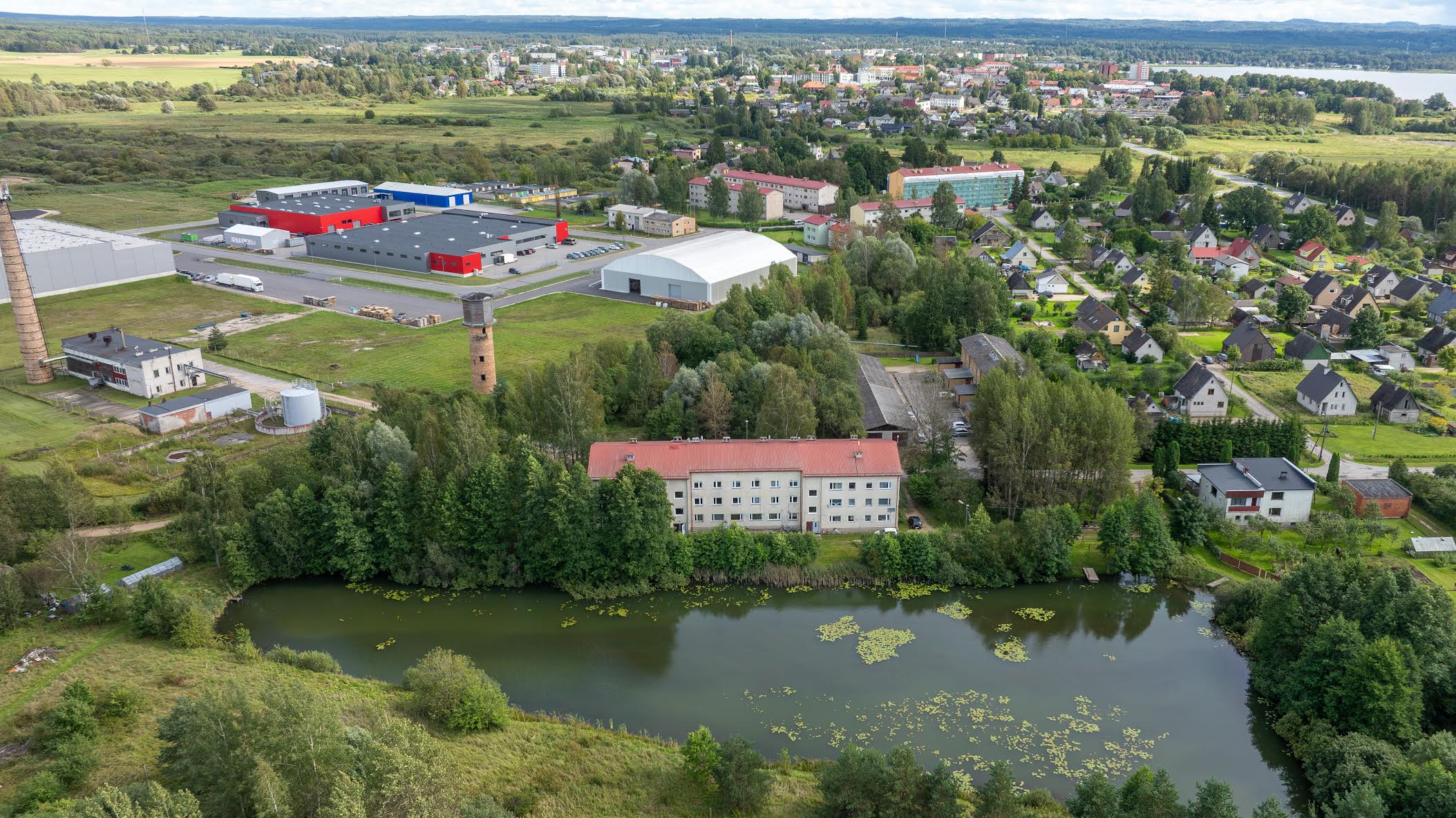 Võru linnavara enampakkumistel on tänavu fookuses olnud Silikaadi tänava kortermaja kaks korterit. Elavat huvi on varasematel aastatel tuntud pigem soodsamate ja kehvas seisus korterite vastu. Kiirelt leiab omaniku ka Võrusoo ja Taara piirkonnas asuv linnale kuuluv kinnisvara. FOTO: Aigar Nagel